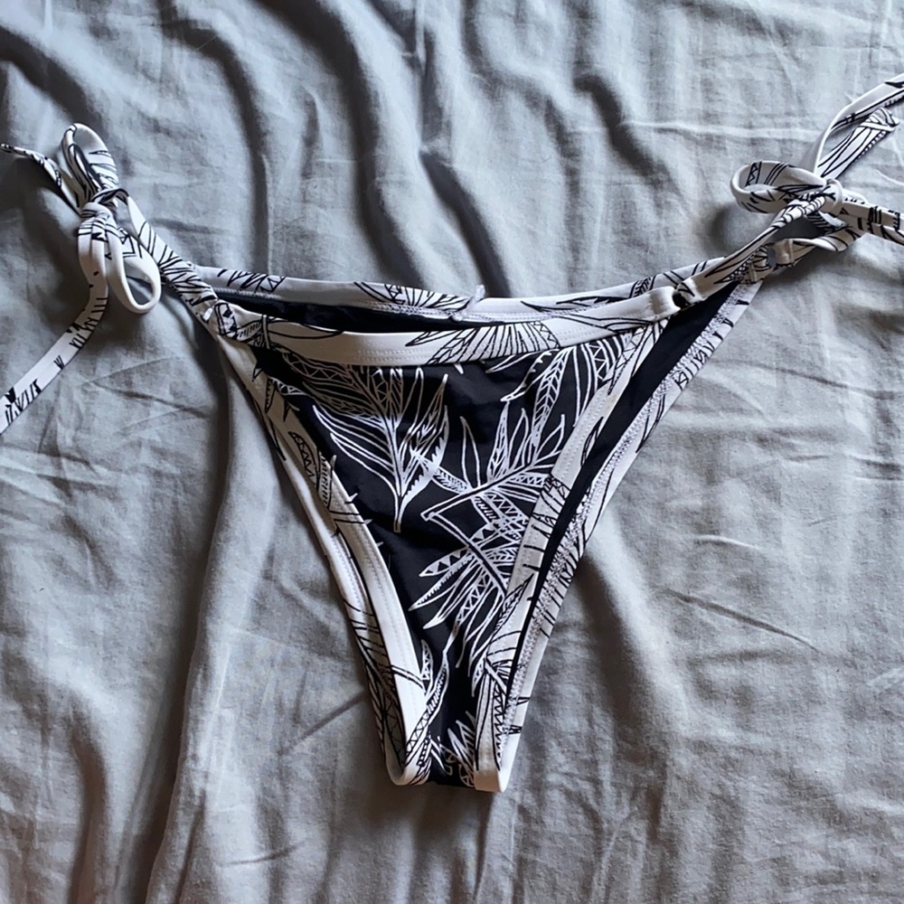 Tie bikini bottoms